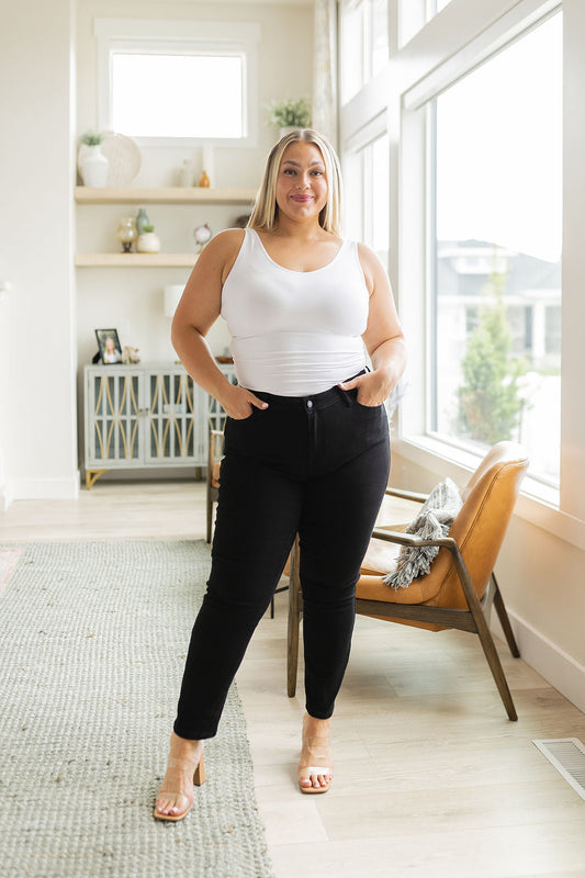 Judy Blue -Edith Mid Rise Classic Slim Jeans in Black