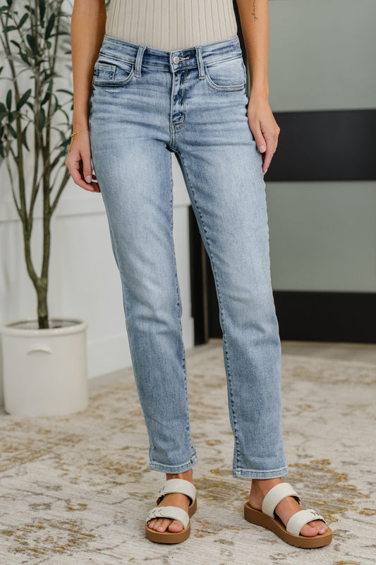 Judy Blue -Mallory Mid Rise Bleach Wash Boyfriend Jeans